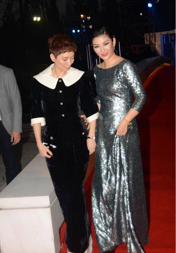 曲线|黄奕身材真挺好,一袭鲛人装秀出迷人曲线,但妆容却略显浮夸