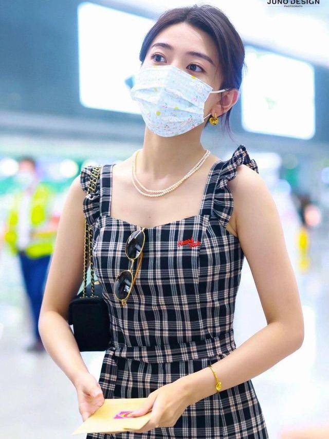 元素|梁洁不愧“网剧女神”,格纹裙一展好身材,气质挺好就是腿有点短
