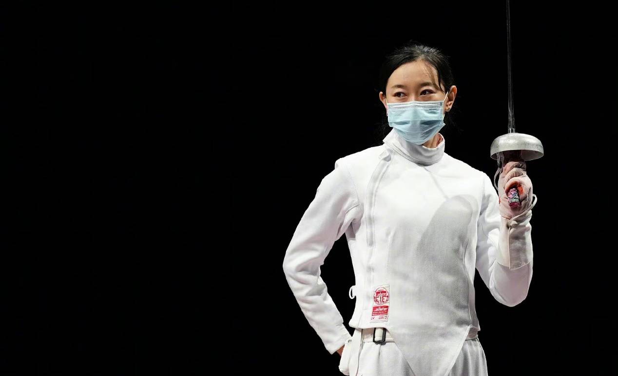 展现|冠军美女孙一文“明星脸”彻底火！穿击剑服被法国教练扛肩上庆祝