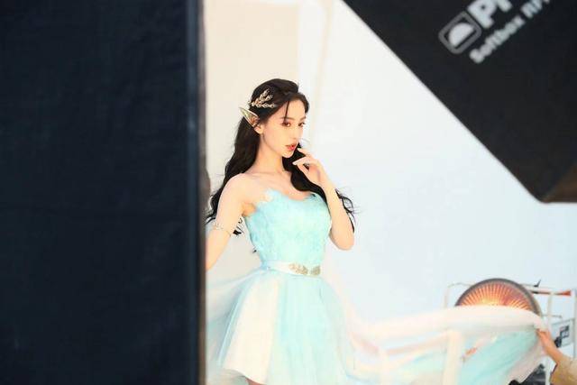 公主|Baby扮精灵公主!裹蓝裙秀蚂蚁腰，穿拖鞋踩纸箱曝光真实身高