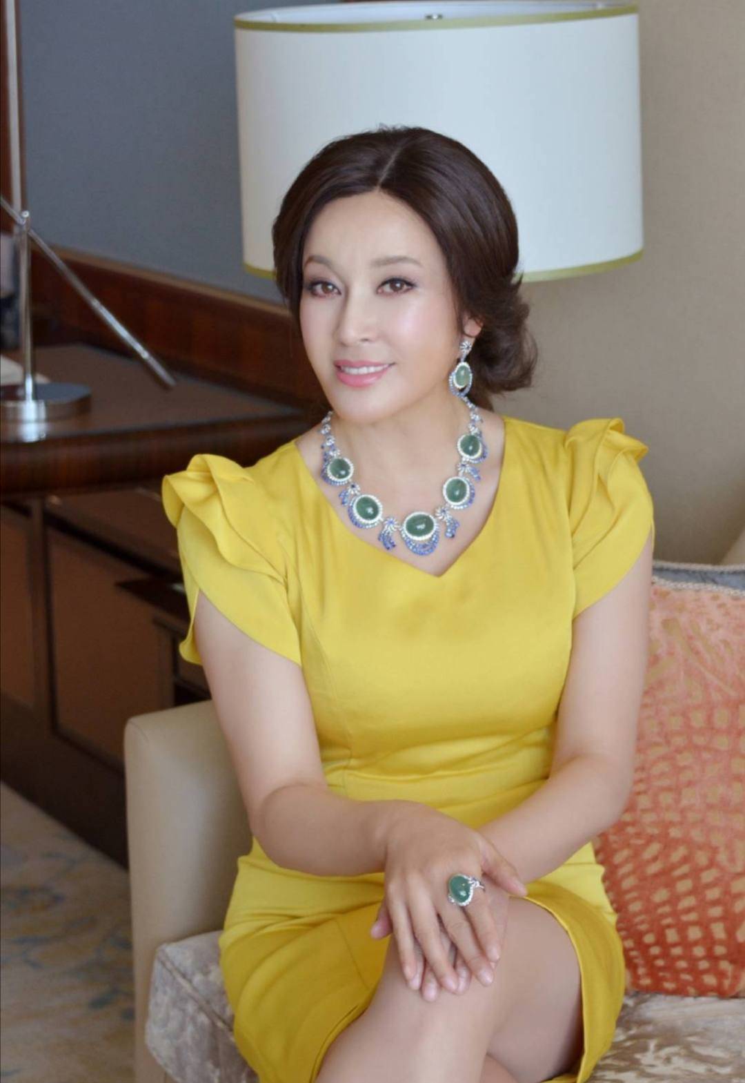 魅力|刘晓庆真自信,身材发福还敢穿紧身裙,挤出“老年肚”气质也高级