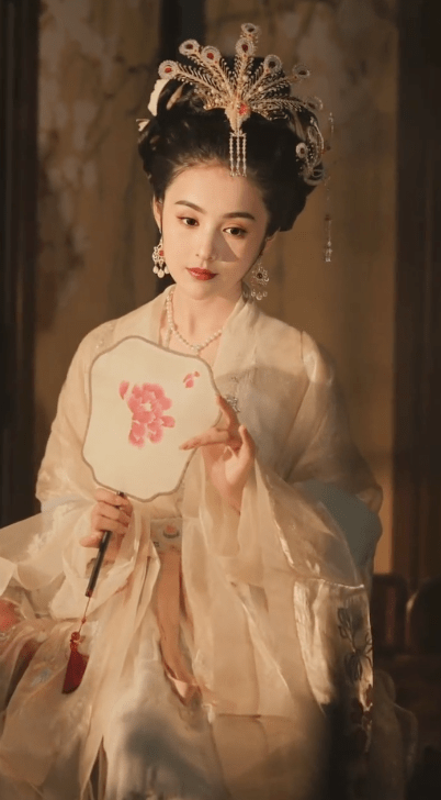 舞蹈|方媛七夕穿古装韵味足，仿若天外飞仙超惊艳，扮相不逊于明星演员