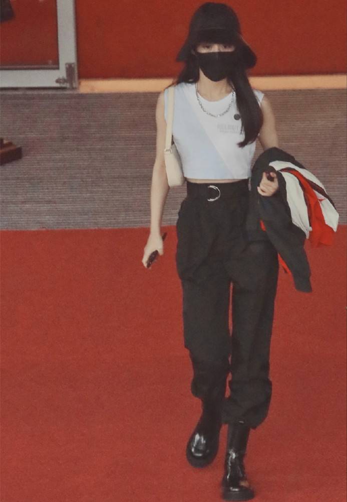 下装|包贝尔老婆不避嫌，领着女儿出门穿T恤还要露腰，但好身材真惹眼