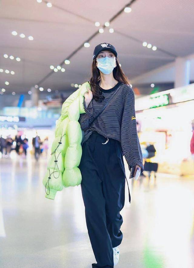 公主|Baby扮精灵公主!裹蓝裙秀蚂蚁腰，穿拖鞋踩纸箱曝光真实身高