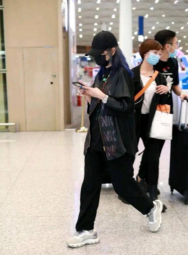 黑色|44岁赵薇高清生图曝光，穿V领裙搭皮衣，皱纹明显幸好气质依旧在