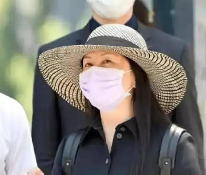 显得|孟晚舟近照曝光!造型优雅戴电子镣铐让人心疼,妹妹上综艺超潇洒