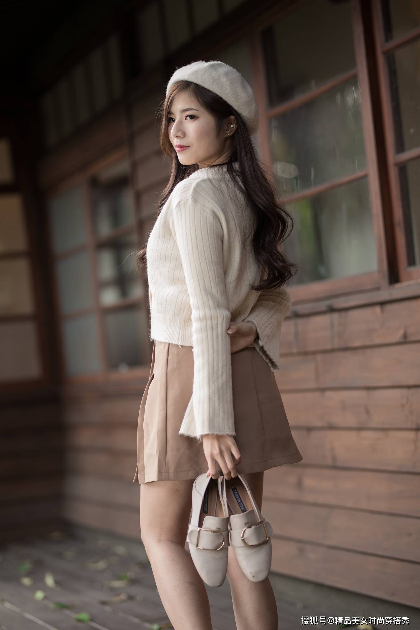 天气|米白色针织衫温柔知性,搭配带有复古味道的卡其色短裙,优雅大气