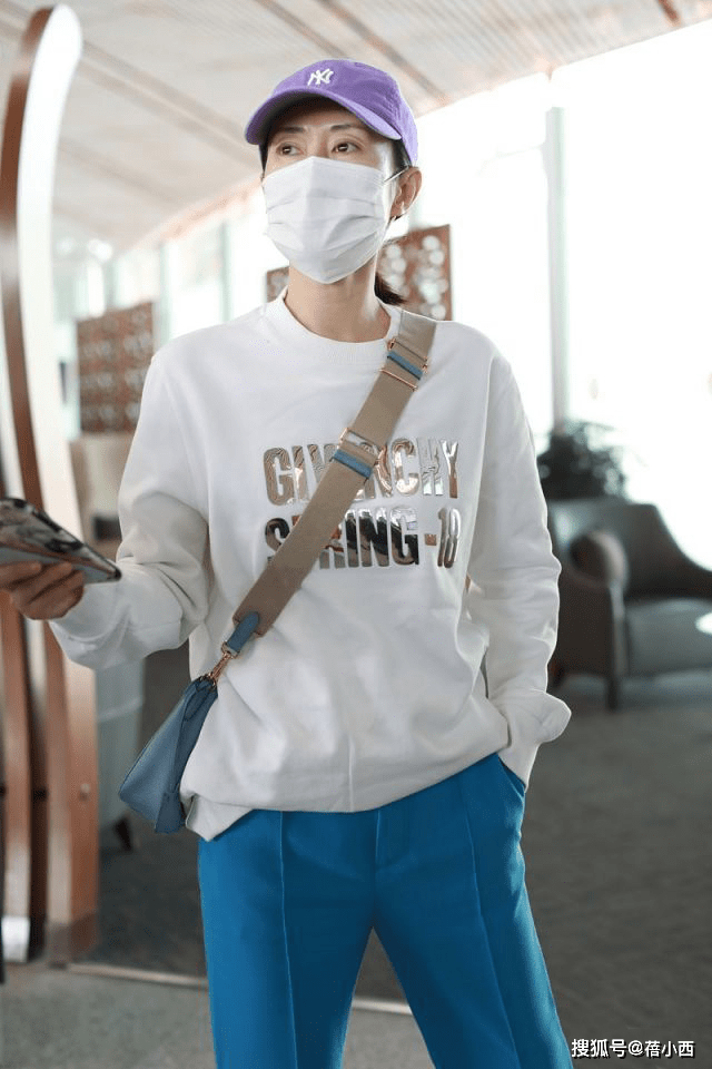 刘敏涛|刘敏涛在机场真会穿,白色卫衣配蓝色运动裤好减龄,素颜状态真好