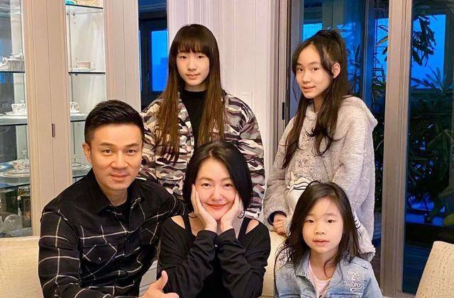 黑色|锐气没了！小S母女拍大片，女儿躺桌上太高级，妈妈抱桌腿也开心
