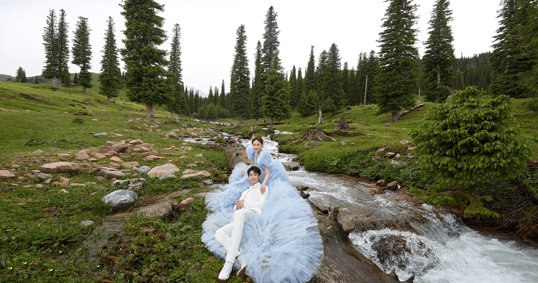 婚纱照|魏晨的妻子藏得挺深的，七夕节晒结婚照，骑着白马的老婆真娇嫩