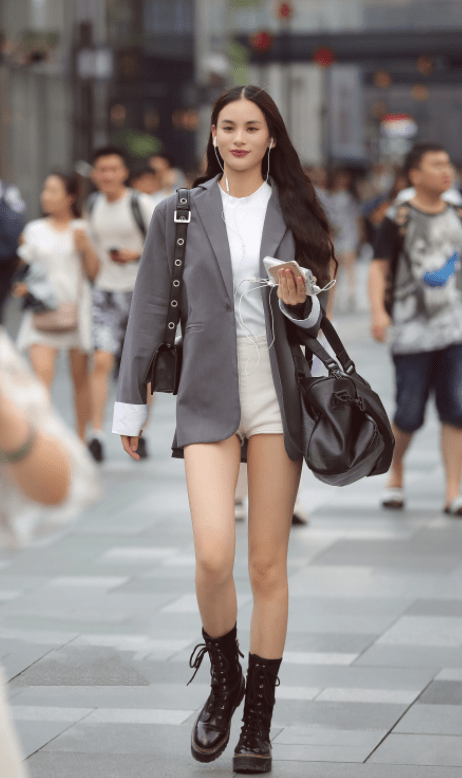 女生|看看刘雯、迪丽热巴、刘亦菲的西装搭配时尚又气质，太好看了