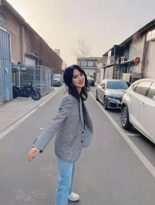 公主|华为二公主姚安娜真时髦，穿西服搭格纹背心街拍，露出蛮腰可真细
