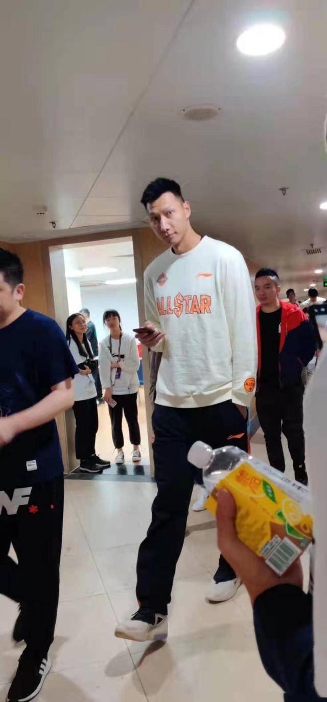 黑色|易建联跟娄艺潇合影，穿蓝色个性外套配长裤，一双大手像“簸箕”