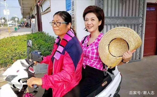 显高|49岁海霞生活照曝光，穿运动套装身姿挺拔，个不高气质却不输董卿