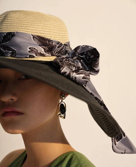 颜色|丝巾你还围出大妈味道？学会这小巧思，胜过你买一百件土气新衣！