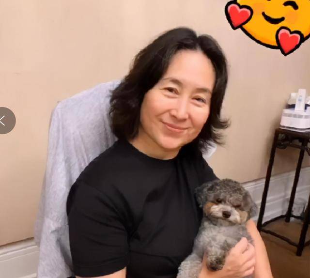 宠物|58岁何超琼居家照首曝光，一身素衣抱着宠物，像含饴弄孙的大妈