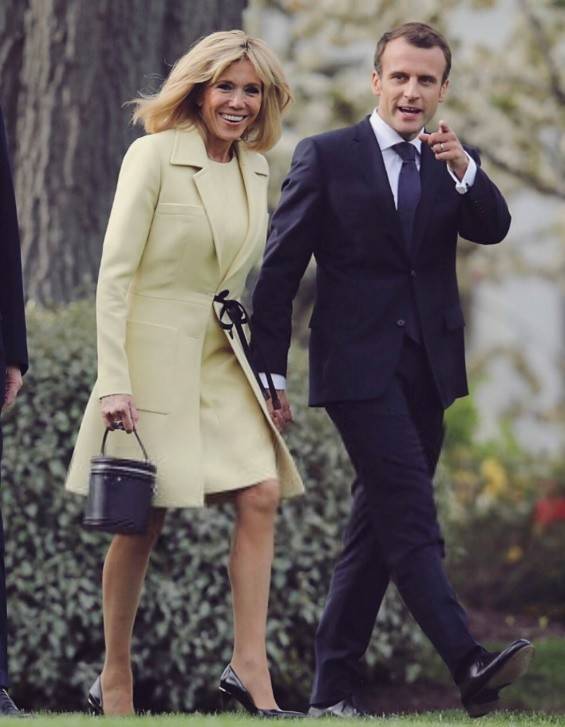 布丽|布丽吉特穿浅蓝百褶裙，看似年轻身材好，可68岁不换发型有原因！