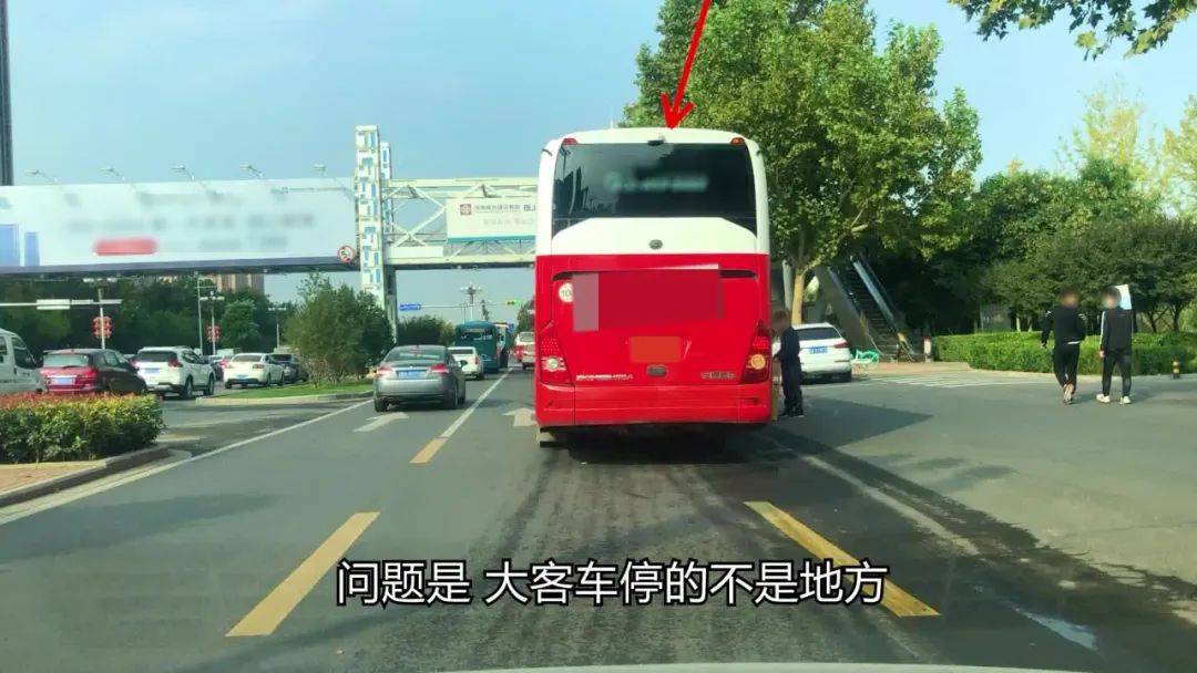 原創長途客車違規停在導向車道內,後車實線變道繞行可以嗎?