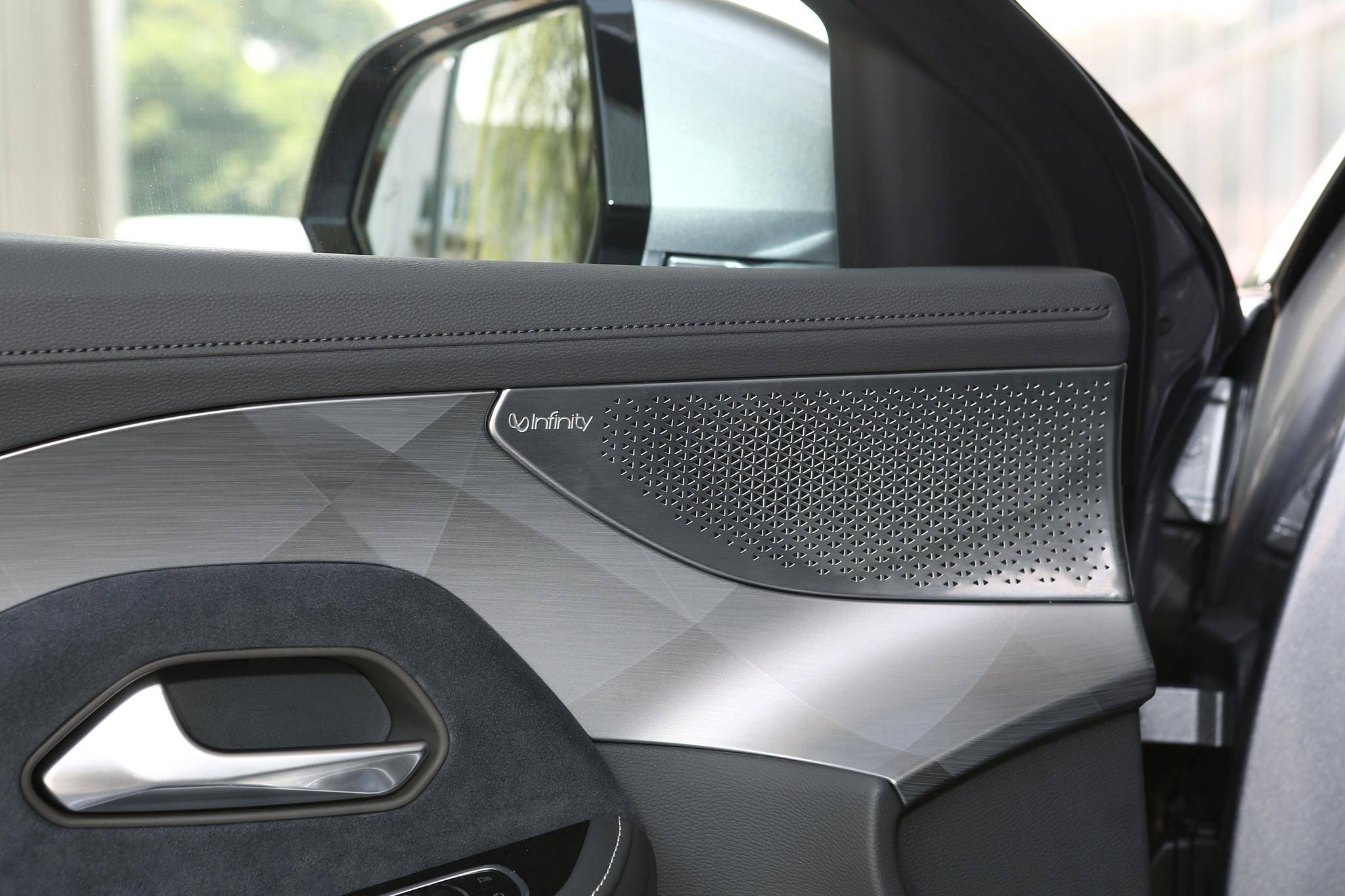 阿尔法s 708s 的音响品牌是哈曼infinity,有12个扬声器,音质不错.