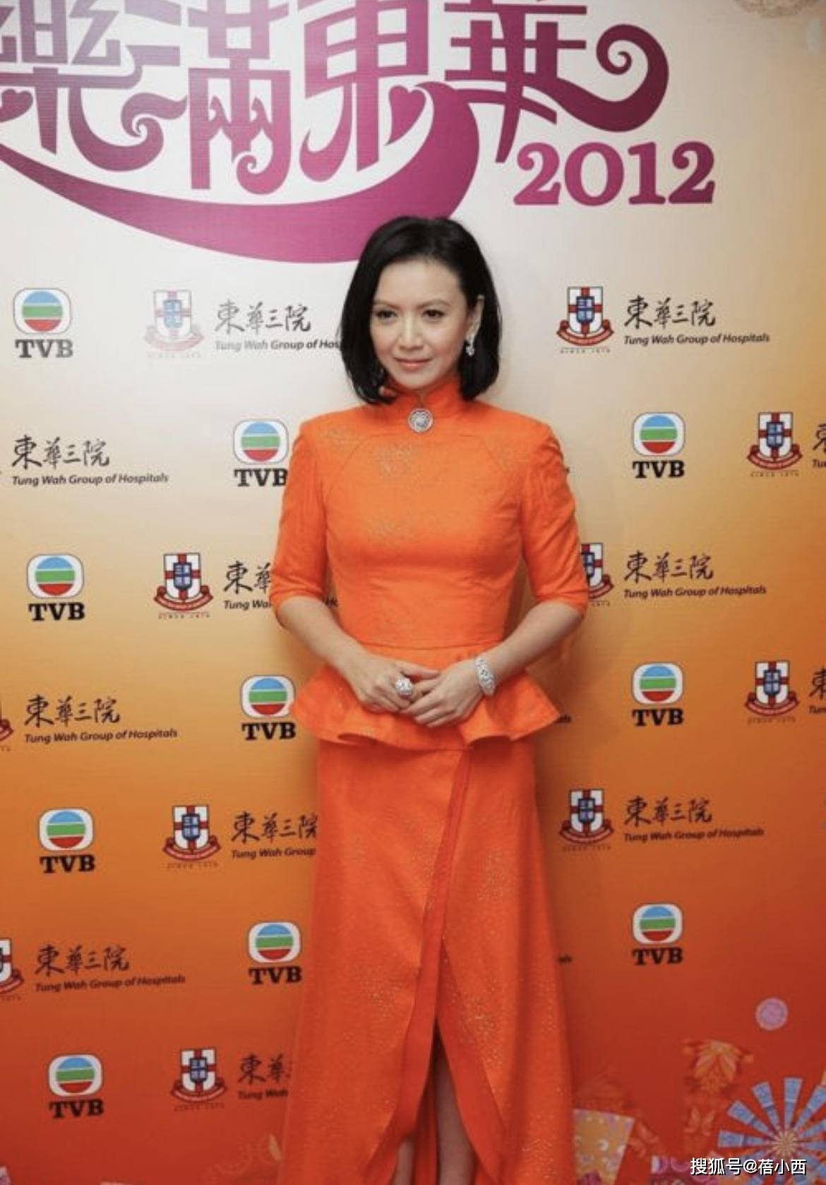 曾华倩|“曾华倩”真有56岁？穿格纹连衣裙气质高贵又优雅，这状态逆天了