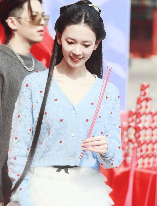 公主|陈瑶少女感真浓,好身材轻松驾驭露腰针织,清纯仙美随拍也一样美!