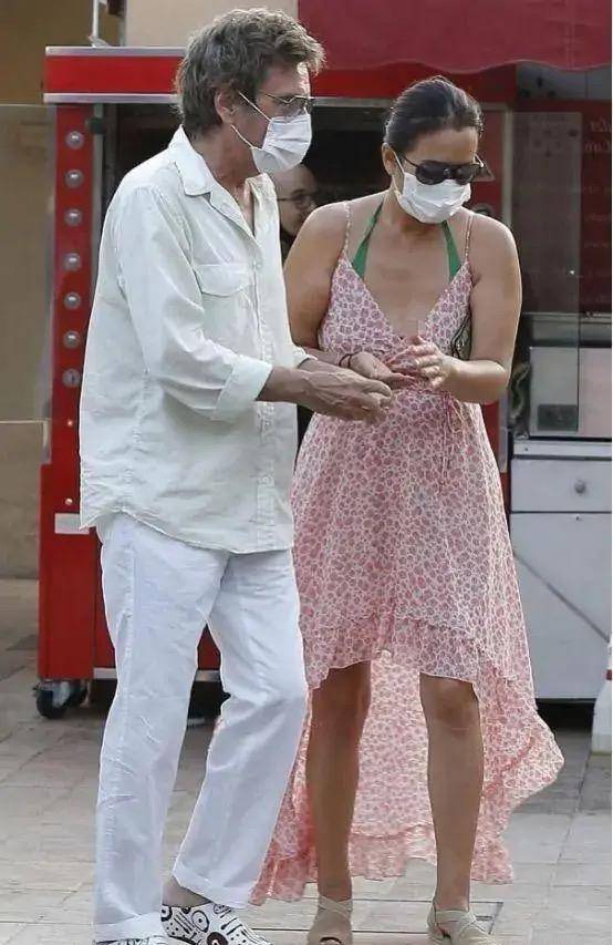 设计|55岁巩俐近照曝光，膀大腰圆难逃中年发福，老公依旧宠溺