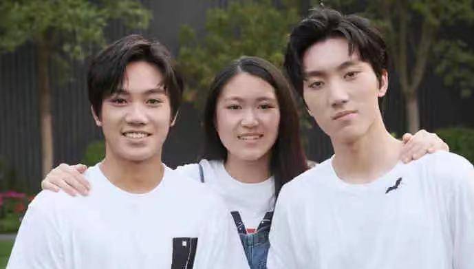 张艺谋|张艺谋小32岁娇妻罕晒全家福！女儿颜值拖后腿，俩儿子更似大明星