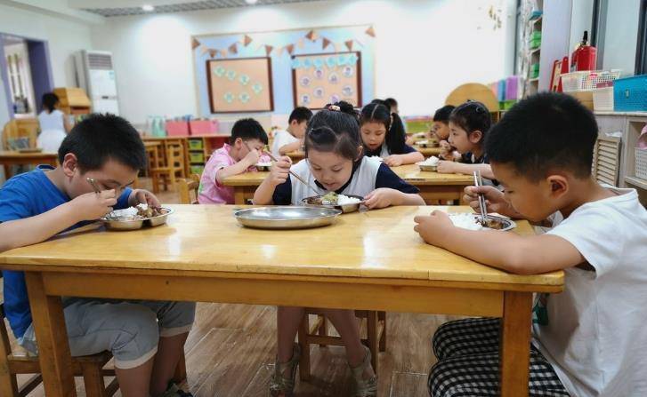 同伴|孩子进入幼儿园后，反而染上坏习惯？3招教你如何应对