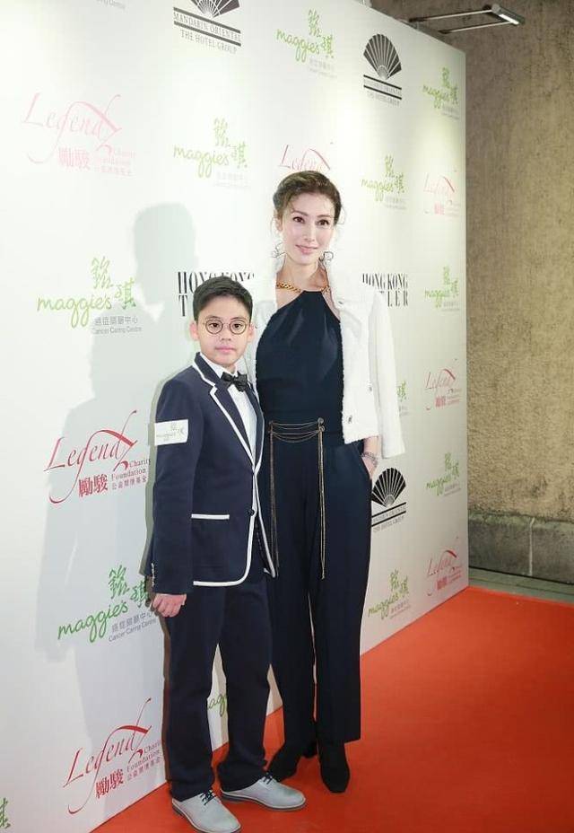 西装革履|李嘉欣首次带8岁儿子走红毯，一家三口真时髦，父子俩像复制粘贴