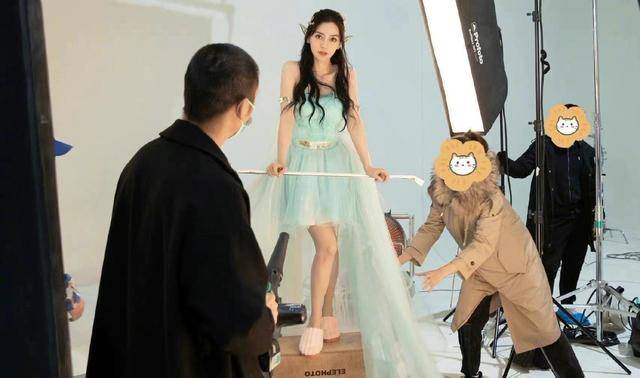 公主|Baby扮精灵公主!裹蓝裙秀蚂蚁腰，穿拖鞋踩纸箱曝光真实身高