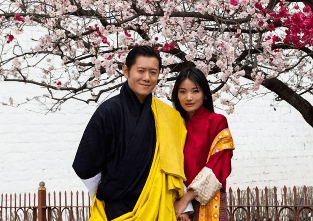 不丹国王全家福好甜!30岁的王后一身粉衣好迷人,生俩娃还这么嫩