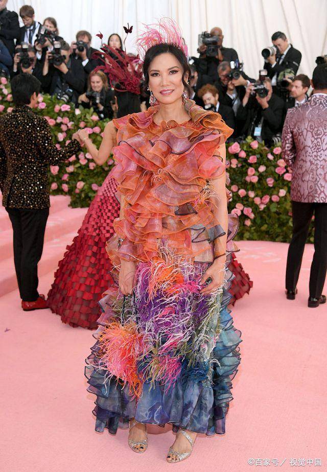 身材|51岁邓文迪欧美妆造型曝光，红裙盘发气场太强，古铜肤色太个性