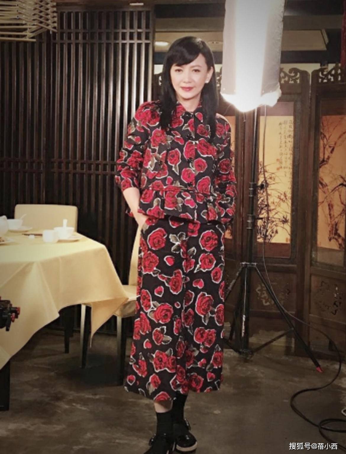 曾华倩|“曾华倩”真有56岁？穿格纹连衣裙气质高贵又优雅，这状态逆天了