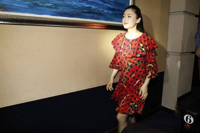 女生|陈红也难逃中年发福，穿波点红裙配黑丝袜扮嫩，身材却有点饱满