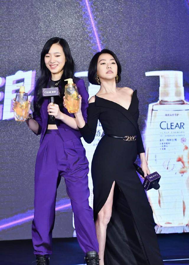黑色|锐气没了！小S母女拍大片，女儿躺桌上太高级，妈妈抱桌腿也开心