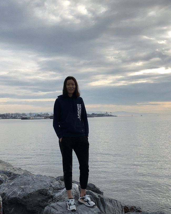 整体|女排队长朱婷私下真会穿，就算是朴素的运动服，也穿出了时尚感