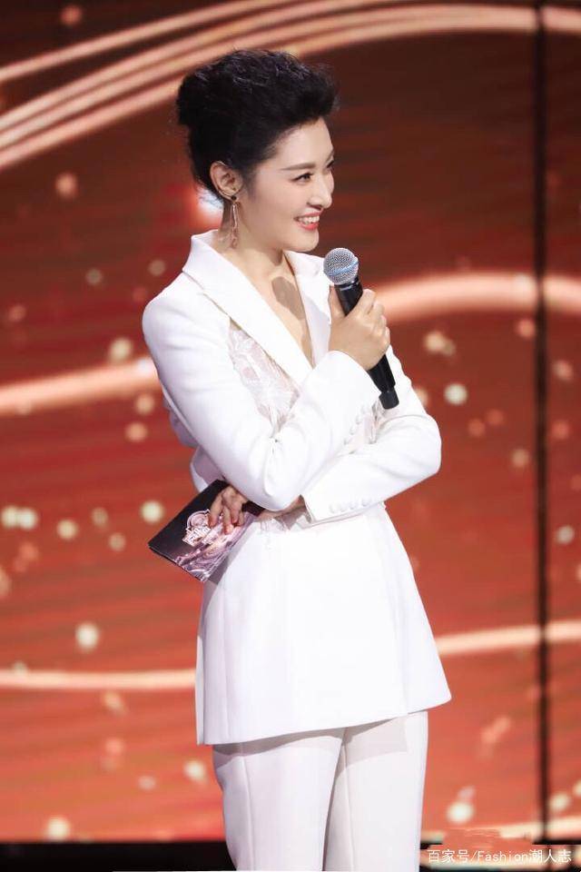 整体|52岁周涛近照曝光！西服配长裙气质佳，就是法令纹暴露年龄了