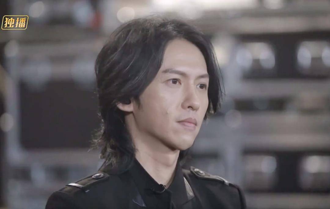 尹正|《披荆斩棘》开播，尹正霍尊梳马尾，赵文卓穿背心露手臂肌肉