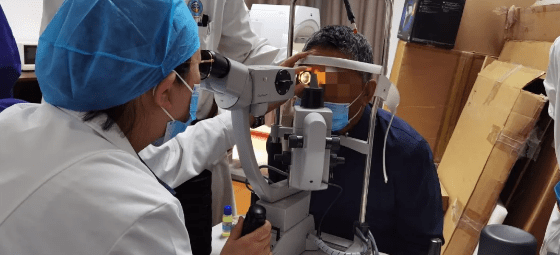 厦门眼科中心黎晓新院长千里赴西藏传医送技播撒光明