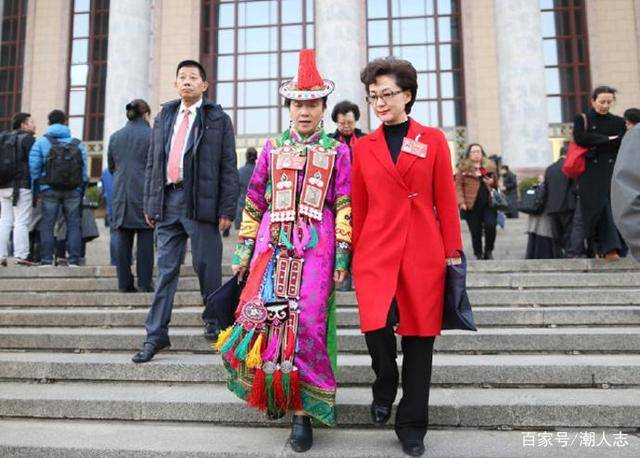 显高|49岁海霞生活照曝光，穿运动套装身姿挺拔，个不高气质却不输董卿