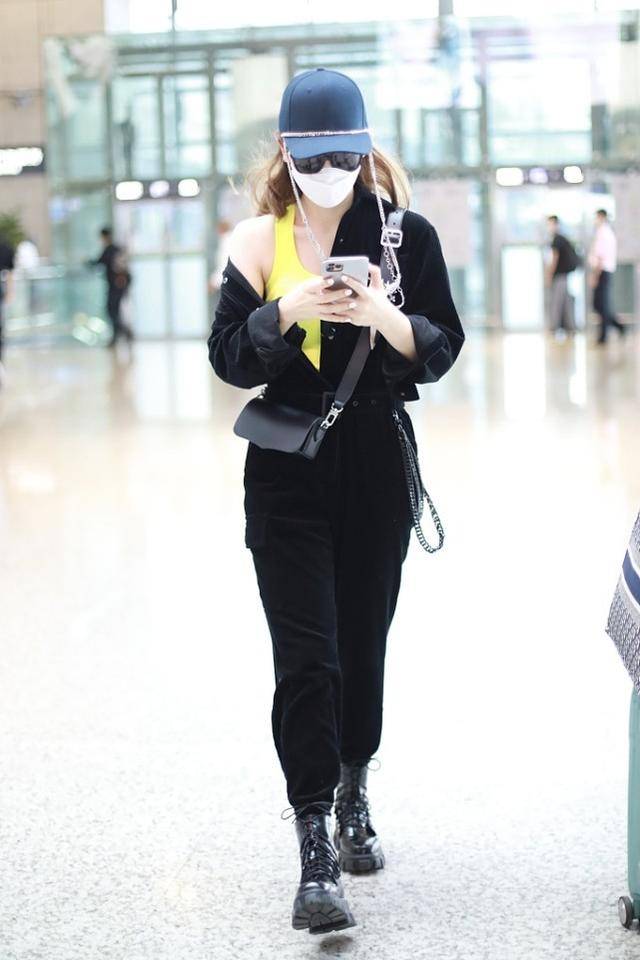 荧光|戚薇连体裤穿出女人味，“露肩”搭配很惊艳，荧光色内搭才是王牌