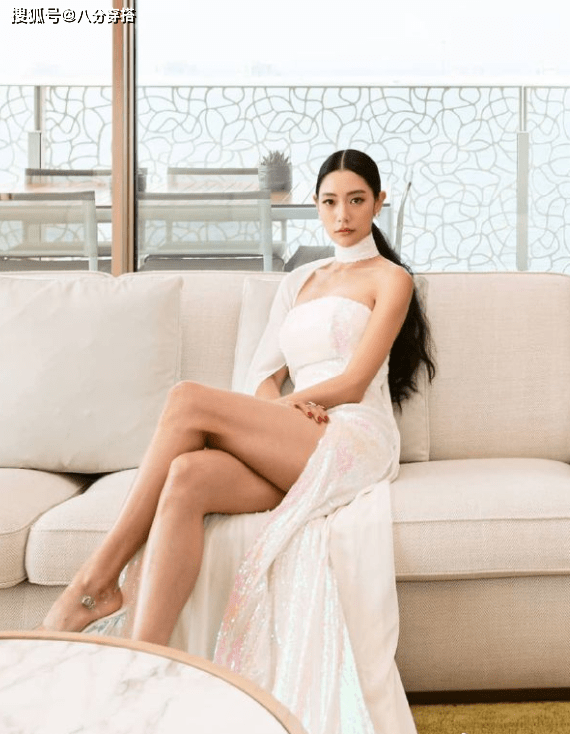 身材|克拉拉不愧是“亚洲第一美女”,牛仔套装中性飒爽,搭吊带显妩媚