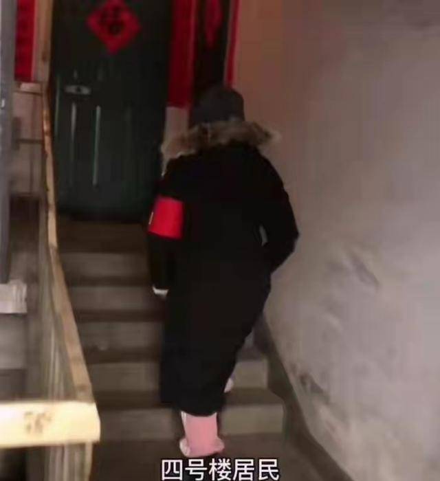 黑色|央视主持方琼滞留河北!穿上万块棉服街头当志愿者,演绎别样时尚