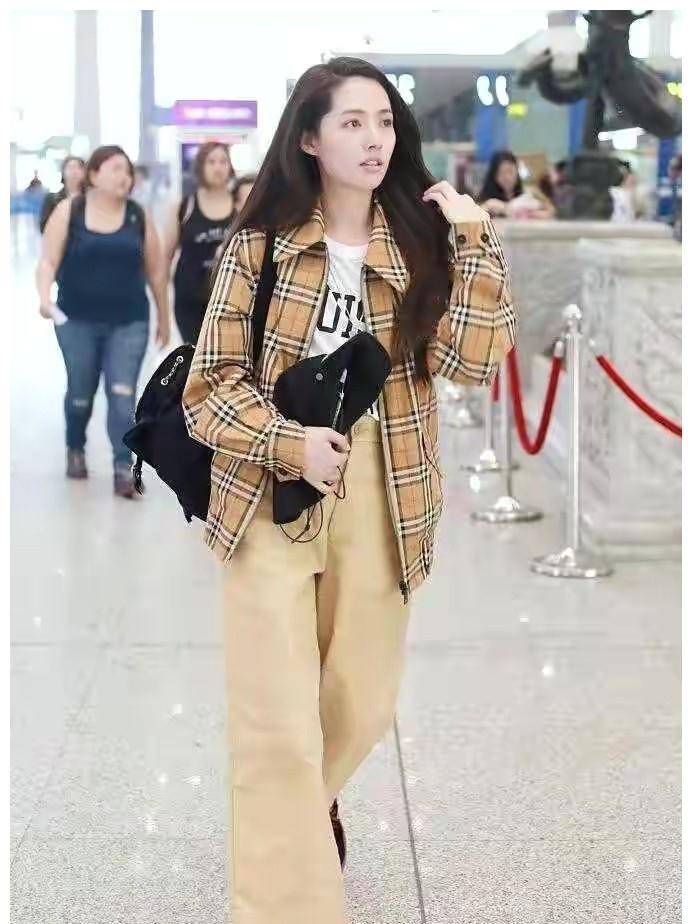 黑色|向佐一家三口同框！女儿打扮时髦太萌，郭碧婷穿粉色帽衫身材圆润