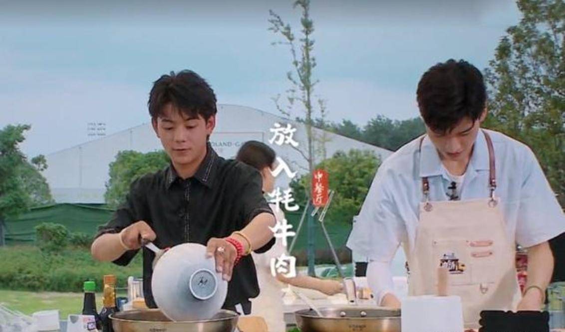 宁静龚俊都说丁真的牛肉好吃,可盘子里却有很多剩余,不愧是演员