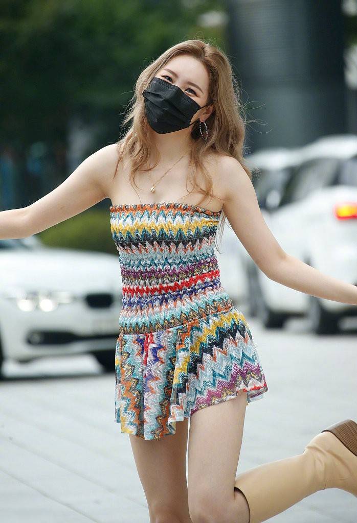 身材|这位“南韩腿精”凭身材又火了，穿抹胸短裙街拍，腿细且长真耐看