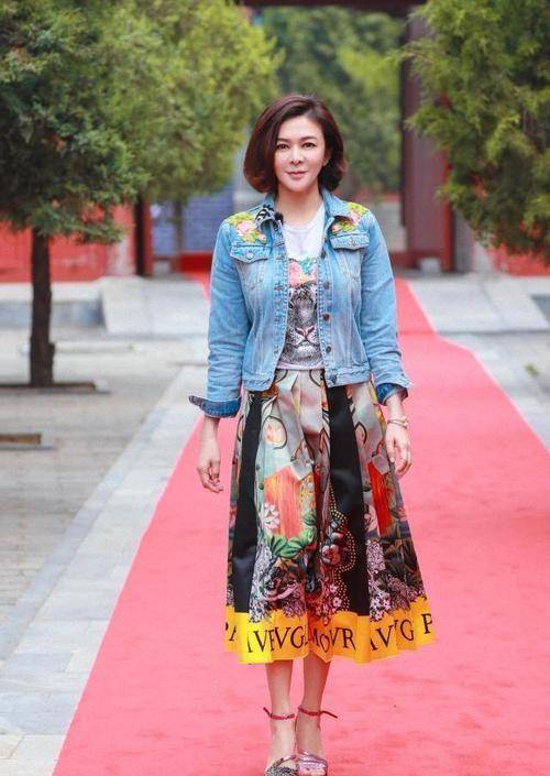 手法|关之琳老来更洋气，潮流打扮时髦又拉风，戴五斤重的配饰让人咂舌