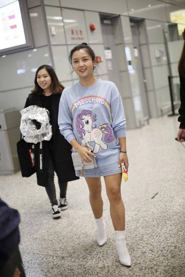 高中生|何洁素颜真像个高中生，虽然已经是三个孩子的妈妈，但一点都不老