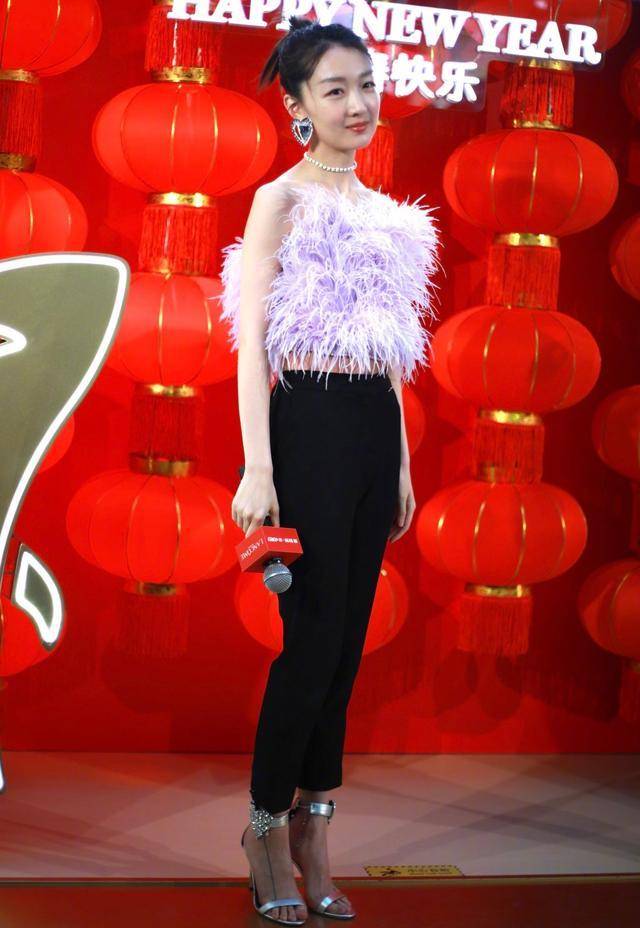 耳坠|周夏雨穿紫色“草丛装”现身，搭配九分裤秀纹身，遥相呼应窦靖童