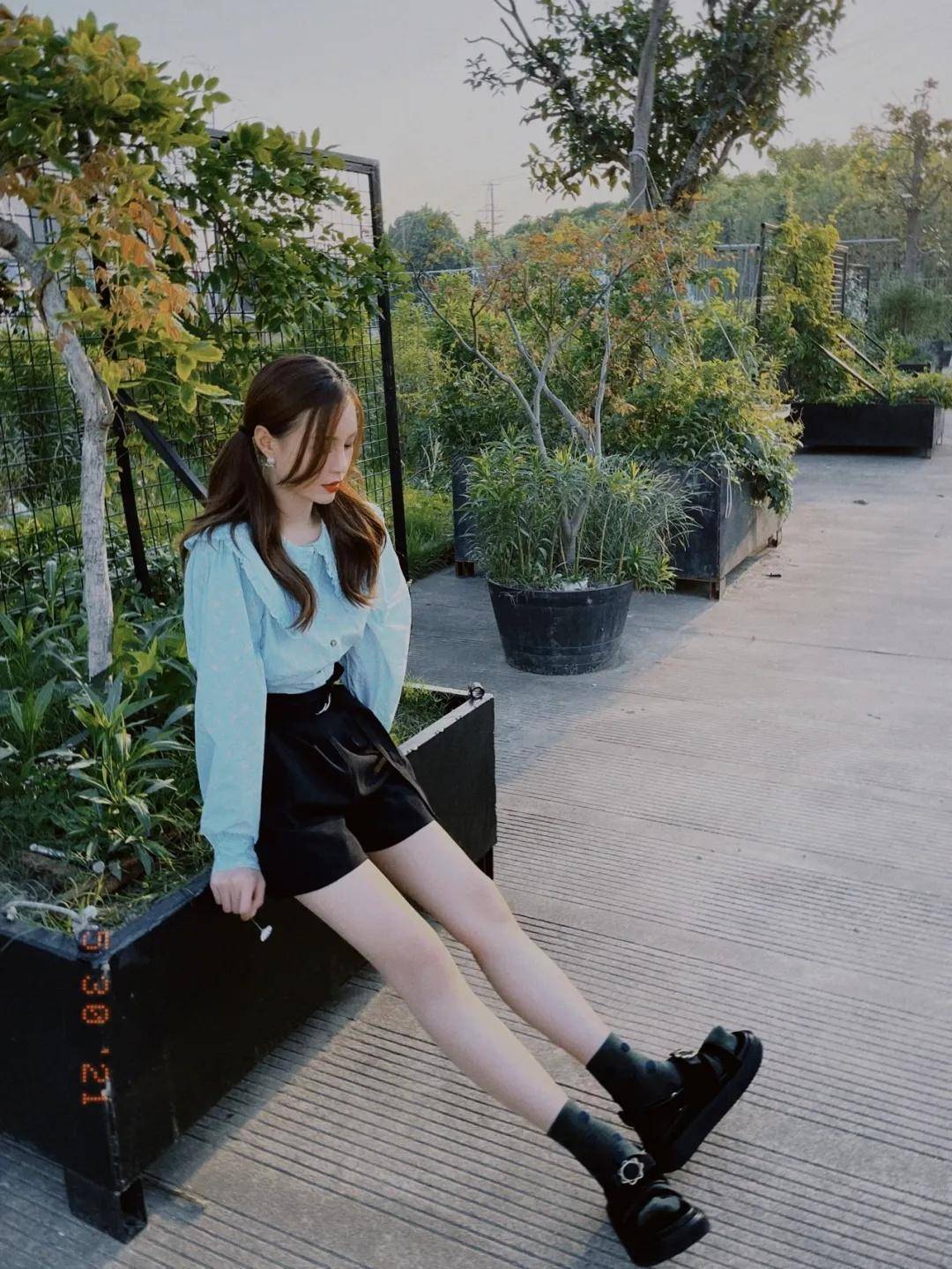 身材|有种“少女感”叫沈梦辰，穿娃娃领衬衫配短裤俏皮灵动，减龄洋气